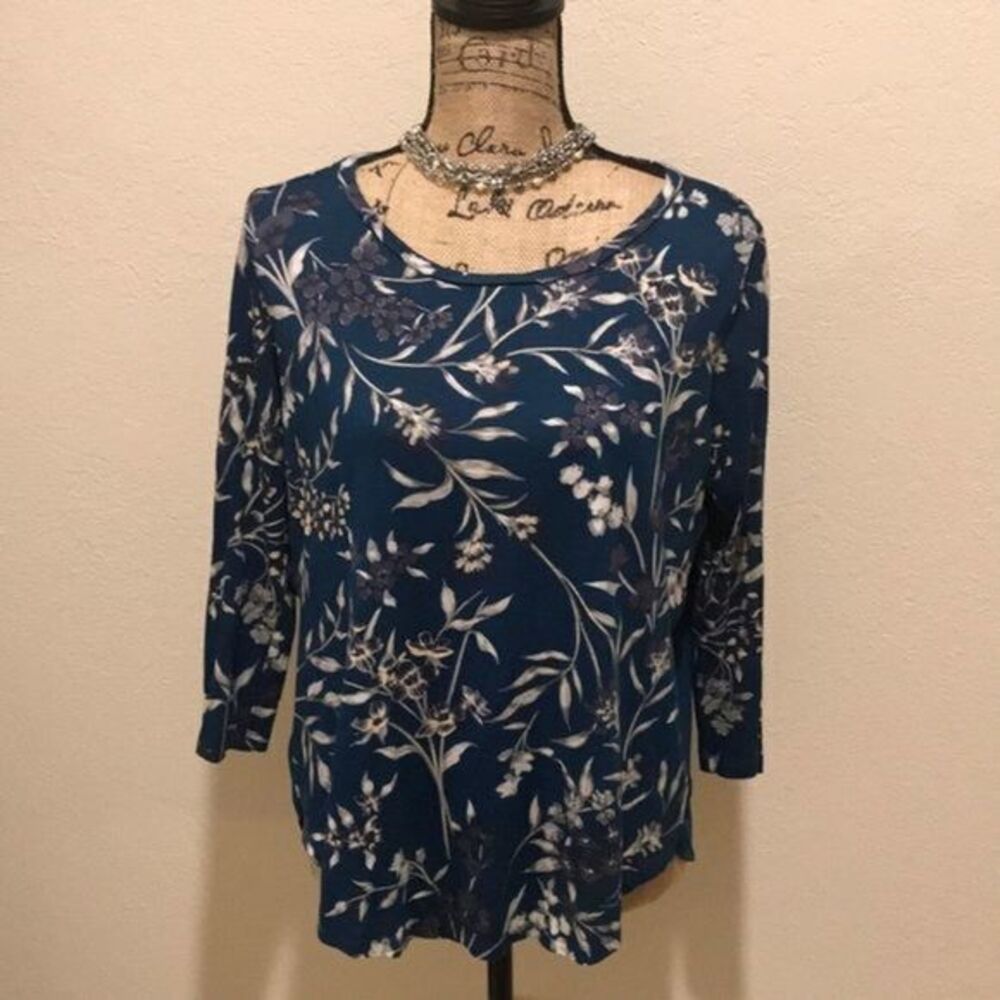 Bundle 6 for $20 plus shipping Euc Teal Green Top with Design on Front